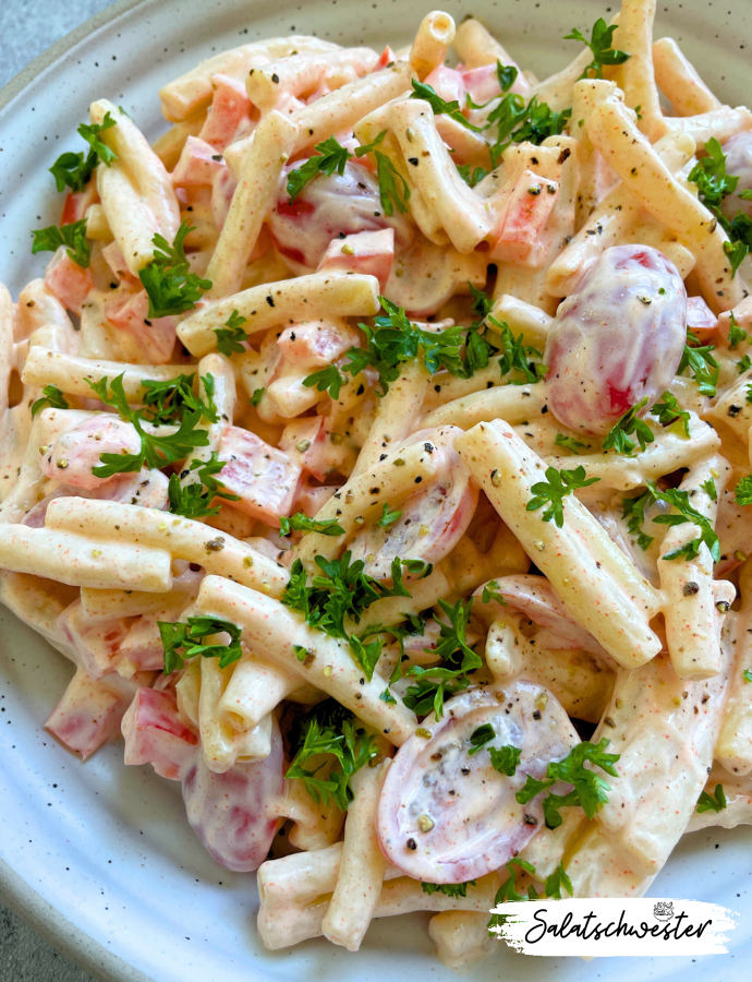 Sommerlicher Frische-Kick für deine Geschmacksknospen: Mit diesem sommerlichen Nudelsalat mit saurer Sahne holst du dir den erfrischenden Geschmack des Sommers auf den Teller. Knackige Paprikastreifen und zarte Nudeln vereinen sich zu einem leichten und gesunden Gericht, das dich an heißen Tagen erfrischt und belebt.