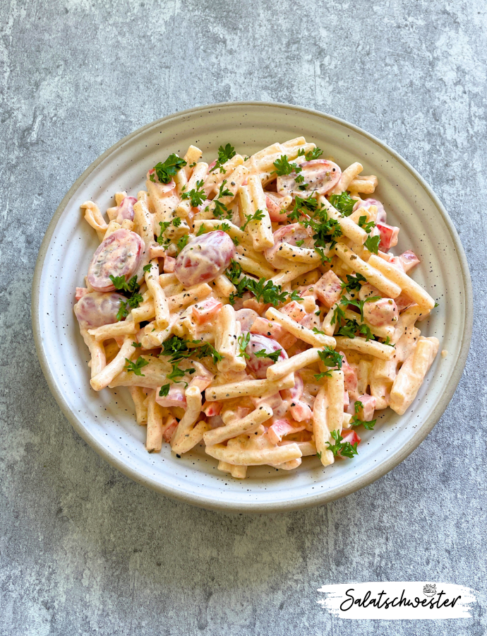 Schnell und einfach: Der perfekte Begleiter für jede Gelegenheit: Dieses vegetarische Rezept für Nudelsalat mit saurer Sahne ist nicht nur unglaublich lecker, sondern auch schnell und einfach zuzubereiten. Perfekt für ein schnelles Mittagessen, als Beilage zum Grillen oder als Beitrag zu einem Buffet.