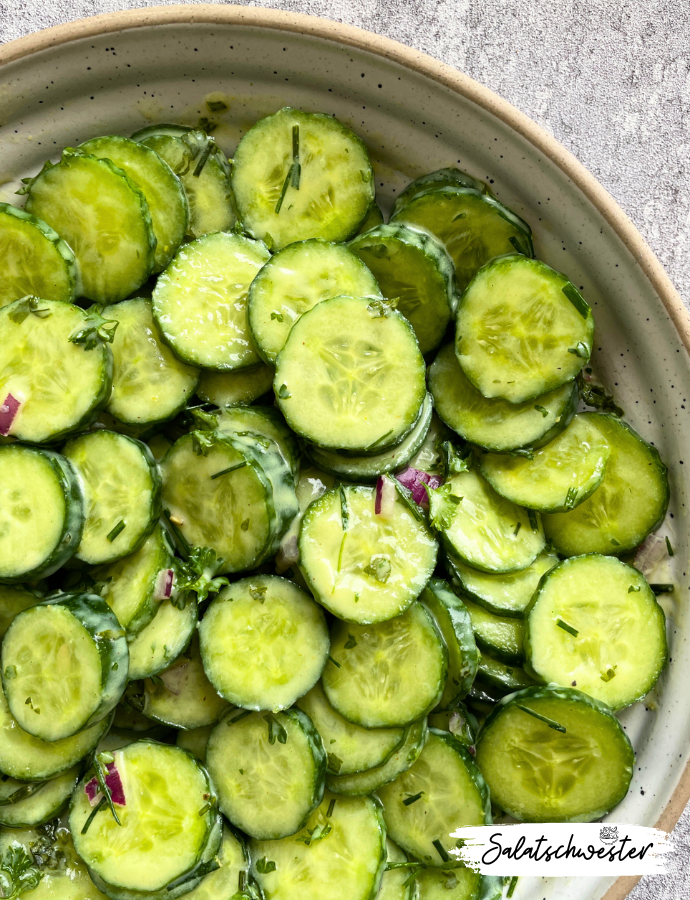 Entdecke die Vielfalt der Salatrezepte mit meinem Gurkensalat und Kräuter-Joghurt-Dressing. Dieses Rezept ist ideal für alle, die gesunde und vegane Gerichte lieben. Der frische Geschmack der Gurken kombiniert mit dem cremigen Joghurtdressing und aromatischen Kräutern macht diesen Salat zu einem echten Genuss. Probiere es aus und bringe Abwechslung in deine Küche!