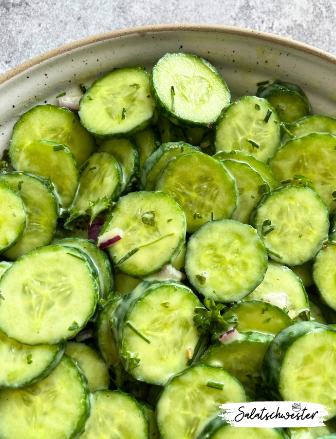 Ein Gurkensalat muss nicht langweilig sein! Mit meinem Gurkensalat Rezept mit Kräuter-Joghurt-Dressing bringst du frischen Wind in deine Salatideen. Dieser Salat ist vegan, gesund und perfekt für alle, die auf ihre Ernährung achten möchten. Probiere dieses einfache Rezept aus und lass dich von dem erfrischenden Geschmack überraschen!