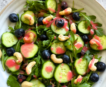 Salat mit Rucola, Heidelbeeren, Gurken, Cashewkernen und Himbeervinaigrette