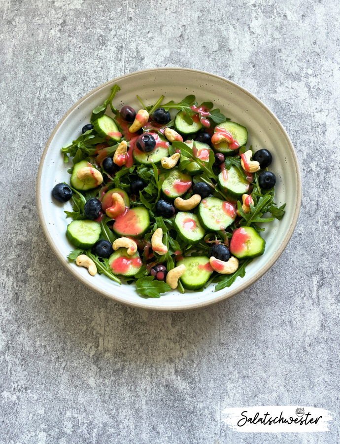 Es gibt nichts Besseres als einen knackigen, frischen Salat an einem warmen Sommertag oder als leichte Mahlzeit im Herbst. Mein Salat mit Rucola, Heidelbeeren, Gurken, Cashewkernen und Himbeervinaigrette bietet dir genau das. Diese Kombination aus fruchtigen und nussigen Aromen, abgerundet mit einem leckeren Himbeerdressing, wird dich begeistern. Ein absolutes Muss für alle Salatliebhaber!