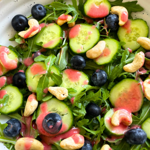 Du suchst nach neuen Salatideen, die nicht nur gesund, sondern auch lecker und einfach zuzubereiten sind? Dann ist mein Salat mit Rucola, Heidelbeeren, Gurken, Cashewkernen und Himbeervinaigrette genau das Richtige für dich. Dieses vegane Rezept ist ideal für jede Jahreszeit und bringt Farbe sowie Geschmack auf deinen Teller. Lass dich von der Kombination aus frischen Beeren und nussigen Cashewkernen verzaubern!