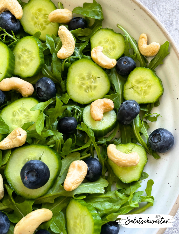 Hast du Lust auf einen Salat, der nicht nur gesund ist, sondern auch richtig gut schmeckt? Mein Salat mit Rucola, Heidelbeeren, Gurken, Cashewkernen und einer köstlichen Himbeervinaigrette wird dich begeistern. Dieses Rezept kombiniert knackige und fruchtige Zutaten mit einem leckeren Essig-Senf-Dressing. Perfekt für den Sommer oder als leichter herbstsalat – probiere es aus und genieße die Vielfalt!