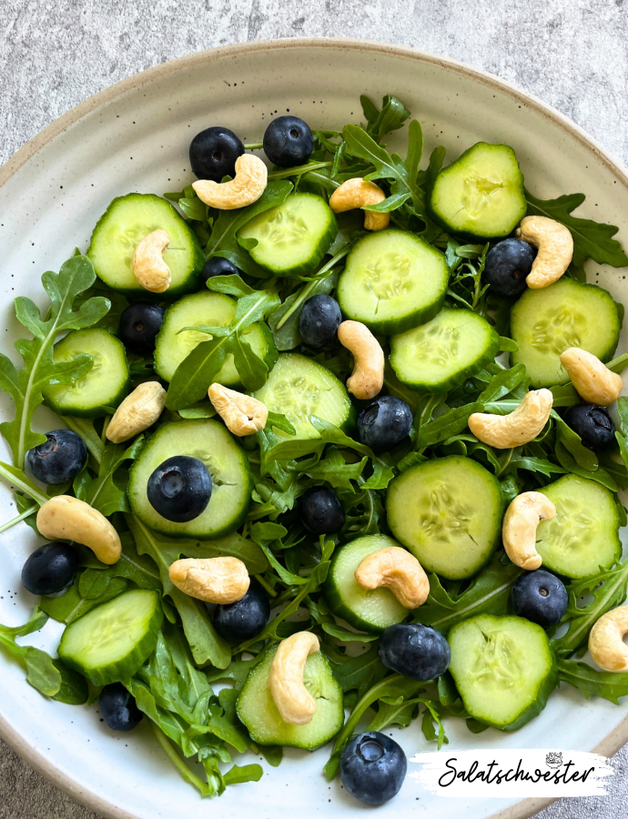 Wenn du ein Fan von vegane rezepte bist und auf der Suche nach einem besonderen Salatdressing bist, dann solltest du unbedingt meinen Salat mit Rucola, Heidelbeeren, Gurken, Cashewkernen und Himbeervinaigrette ausprobieren. Diese Mischung aus knackigem Gemüse und fruchtiger Himbeervinaigrette ist einfach unwiderstehlich. Schau dir auch meine anderen salat rezepte an, wenn du gesundes salatdressing magst und neue salat ideen suchst.