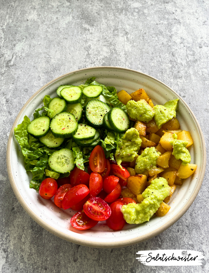 Eine neue Art von Kartoffelsalat – Diese Kartoffelbowl mit Avocadodressing hebt den klassischen Kartoffelsalat auf ein neues Level! Perfekt für alle, die Abwechslung in ihre Salat Rezepte bringen möchten. Ob als vegane Variante oder einfach als sättigender, gesunder Snack – diese Bowl ist ein Highlight für alle, die eine kreative Salat Bowl mit knusprigen Kartoffeln suchen.