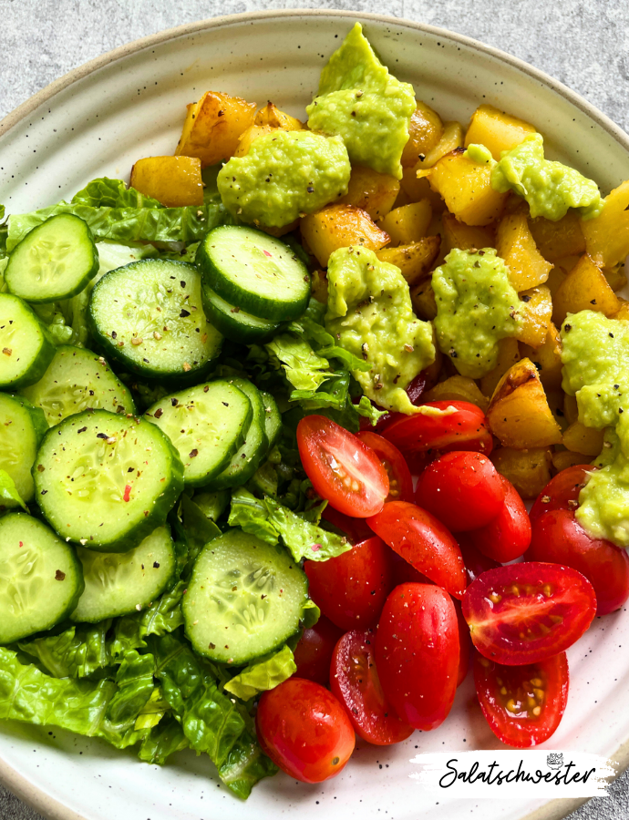 Einfach und schnell zubereitet – Diese Salat Bowl mit knusprigen Kartoffeln und Avocadodressing ist nicht nur unglaublich lecker, sondern auch im Handumdrehen gemacht! Ideal für alle, die schnelle und gesunde Salat Rezepte suchen. Das frische Avocadodressing macht die Bowl zu einem echten Highlight für jeden Tag. Probiere dieses Kartoffelsalat Rezept vegan aus und genieße einen gesunden Genussmoment.