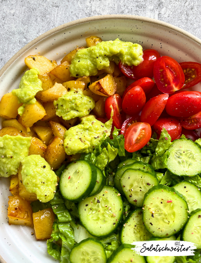 Sättigend und gesund – Diese bunte Kartoffelbowl bietet dir eine perfekte Mischung aus knusprigen Kartoffeln, frischem Salat und cremigem Avocadodressing. Ein veganer Kartoffelsalat, der sich hervorragend für ein leichtes Mittag- oder Abendessen eignet. Egal, ob du Salatideen suchst oder nach einem Kartoffelsalat Rezept vegan, diese Bowl bringt Genuss und Gesundheit in deine Küche.