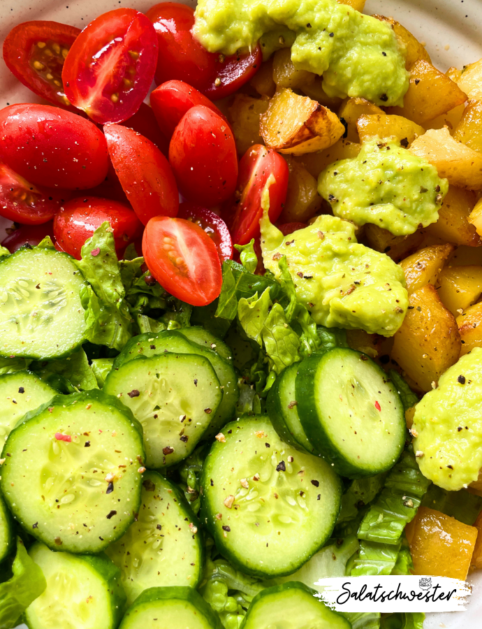 Das perfekte Sommergericht – Diese Kartoffelbowl bringt Frische auf den Tisch! Mit knackigen Kartoffeln, Salat und einem feinen Avocadodressing ist sie das perfekte Salat Rezept für heiße Tage. Ideal für alle, die auf der Suche nach schnellen und gesunden vegetarischen Salat Rezepten sind, oder einfach eine kreative Salat Bowl ausprobieren möchten. Lecker und leicht!