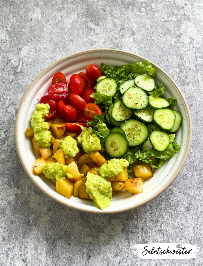 Knusprige Kartoffelbowl mit Salat und Avocadodressing