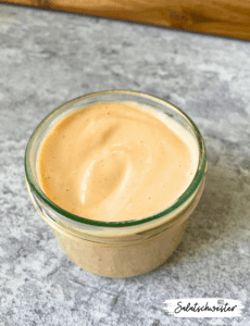 Mit diesem Rezept für veganes Frenchdressing zauberst du ein cremiges und geschmackvolles Salatdressing vegan auf deinen Teller. Es lässt sich schnell zubereiten und passt perfekt zu deinen liebsten Salatideen. Dieses Rezept ist die ideale Kombination aus Senf, Essig und Kräutern, und das ganz ohne Ei und tierische Produkte – perfekt für gesunde Salat Rezepte und leichte, pflanzliche Gerichte.