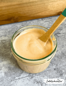 Manchmal braucht ein Salat nur das richtige Dressing, um so richtig zu glänzen. Dieses Frenchdressing vegan bringt genau das! Ohne Ei und Honig, dafür mit vollmundigem Geschmack, ist es ideal für schnelle und gesunde Salat Rezepte. Probiere es mit deinem nächsten Herbstsalat oder als Dressing für einen knackigen Blattsalat – du wirst es lieben!