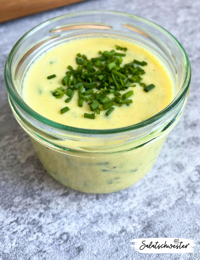 Für alle, die gerne vegan kochen und Salate lieben, ist mein Kräuterdressing mit Joghurt eine tolle Option. Es ist nicht nur gesund und einfach zuzubereiten, sondern verleiht Salaten auch eine besondere Note mit frischen Kräutern und cremigem Joghurt.