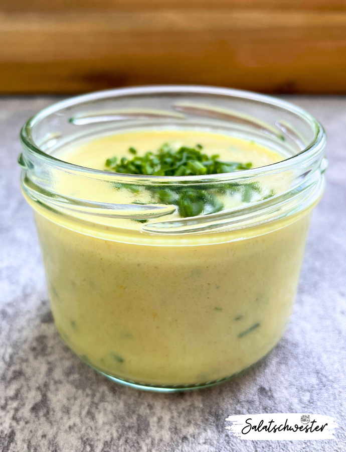 Mit meinem Rezept für veganes Kräuterdressing mit Joghurt bringe ich Abwechslung in meine Salatküche. Das Dressing ist schnell gemacht und verleiht jedem Salat eine frische und aromatische Note, die perfekt zu verschiedenen Salatvariationen passt.