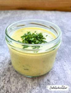 Mit meinem veganen Kräuterdressing mit Joghurt zaubere ich immer wieder neue Salatkreationen auf den Tisch. Diese gesunde und aromatische Dressingvariante ist ideal für alle, die Salate lieben und dabei auf pflanzliche Zutaten setzen möchten.