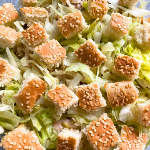 Wie wäre es mit einem Big Mac in Salatform? Mein vegetarischer Big Mac Salat mit Hack auf Tofubasis ist die perfekte Lösung für alle, die den klassischen Geschmack eines Big Mac lieben, aber eine gesündere Alternative suchen. Dieses Rezept ist nicht nur einfach zuzubereiten, sondern auch vollgepackt mit nahrhaften Zutaten. Perfekt als Sommersalat, Grillsalat oder Partysalat – dieser Burger-Salat wird dich und deine Gäste begeistern. Ein Muss für alle, die neue und kreative Salatrezepte ausprobieren möchten.