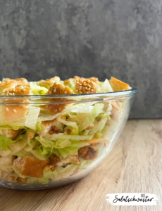 Lust auf einen leckeren Salat, der dich an einen Big Mac erinnert, aber viel gesünder ist? Mein vegetarischer Big Mac Salat mit Hack auf Tofubasis ist die perfekte Wahl. Dieses Salatrezept bringt alle Aromen eines Big Mac in eine leichte und nahrhafte Schüssel. Perfekt für Sommerabende, Grillpartys oder einfach als schnelles Abendessen. Dieser Big Mac Salat ist nicht nur vegetarisch, sondern auch low carb und vollgepackt mit frischem Gemüse und proteinreichem Tofu.