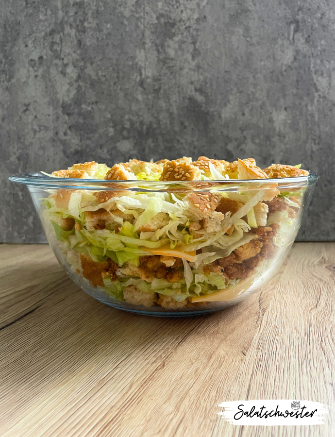 Suchst du nach einem köstlichen Sommersalat, der an den Geschmack deines Lieblingsburgers erinnert? Dann probiere meinen vegetarischen Big Mac Salat mit Hack auf Tofubasis! Dieses Rezept kombiniert all die köstlichen Elemente des klassischen Big Mac, aber in einer gesunden und leichten Salatform. Perfekt als Partysalat, Grillsalat oder einfach als leckere Mahlzeit, die sowohl sättigend als auch nahrhaft ist. Salatrezepte wie dieser sind ideal für heiße Tage, an denen du etwas Leichtes und Erfrischendes brauchst.