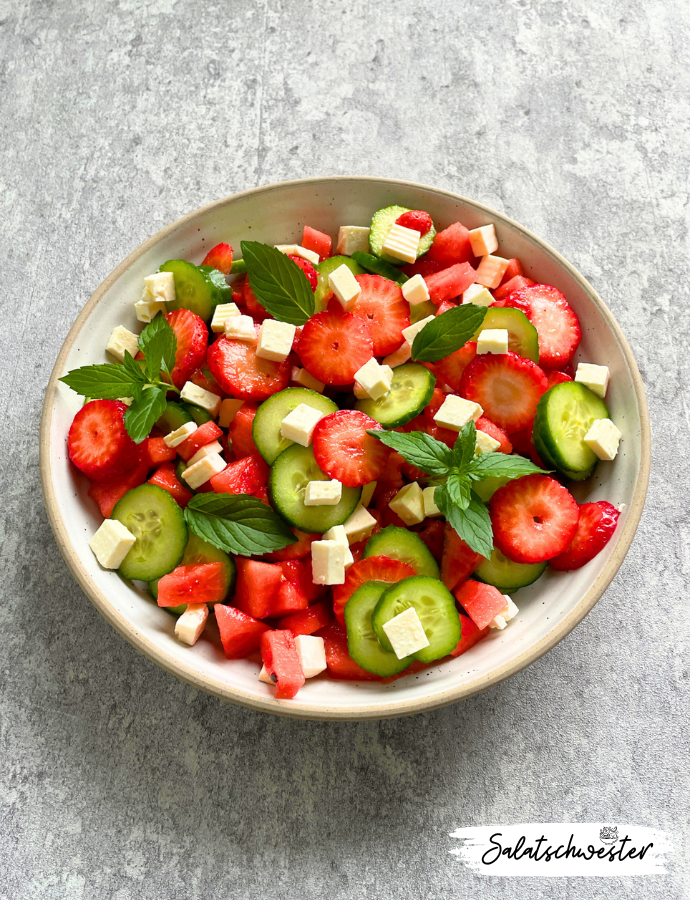 Wenn du auf der Suche nach Salat-Ideen für den Sommer bist, dann probiere unbedingt diesen Erdbeer-Melonen-Gurkensalat mit Feta. Die Mischung aus süßen Früchten und salzigem Feta ist einfach unschlagbar. Dieser Salat ist nicht nur schnell zuzubereiten, sondern auch ein echter Hingucker auf jeder Grillparty. Ein gesunder, vegetarischer Salat, der sich ideal als Grillsalat oder leichtes Abendessen eignet.