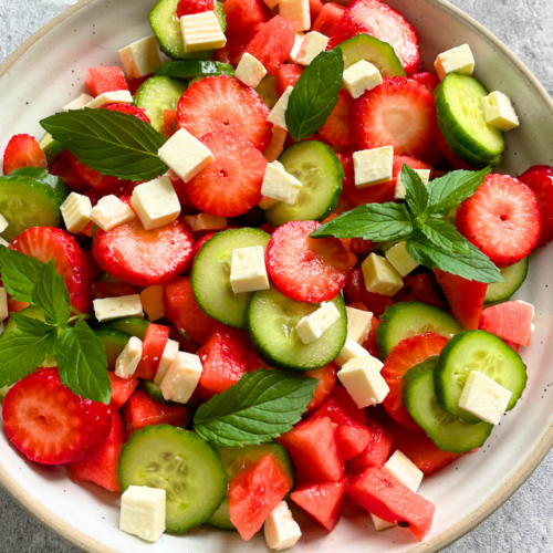 Für alle, die Salat-Rezepte suchen, die nicht nur gesund, sondern auch unglaublich lecker sind, ist dieser Erdbeer-Melonen-Gurkensalat mit Feta genau das Richtige. Mit frischen Erdbeeren, knackiger Gurke und süßer Melone, kombiniert mit würzigem Feta, ist dieser Salat ein echtes Geschmackserlebnis. Perfekt als Obstsalat, Erdbeer-Feta-Salat oder als leichter Sommersalat für heiße Tage.