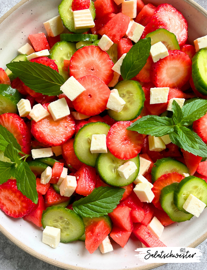 Ich habe eine neue Salat-Idee, die du unbedingt ausprobieren musst: Erdbeer-Melonen-Gurkensalat mit Feta. Dieses Rezept vereint die besten Zutaten des Sommers in einem erfrischenden und gesunden Gericht. Egal, ob als Grillsalat oder einfach nur als leichter Snack – dieser Salat ist schnell gemacht und ein echter Genuss. Ein Highlight für jeden, der vegetarische Rezepte und Salat-Rezepte liebt.