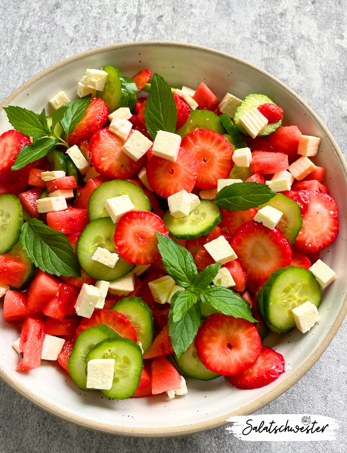 Ich liebe es, neue Salat-Rezepte auszuprobieren, und dieser Erdbeer-Melonen-Gurkensalat mit Feta hat mich wirklich begeistert. Die Kombination aus fruchtiger Erdbeere, saftiger Melone und knackiger Gurke, abgerundet mit würzigem Feta, macht diesen Salat zu einem echten Sommerhit. Er ist nicht nur schnell und einfach zuzubereiten, sondern auch ein gesunder, vegetarischer Salat, der bei jedem Grillabend oder als leichtes Mittagessen punktet.