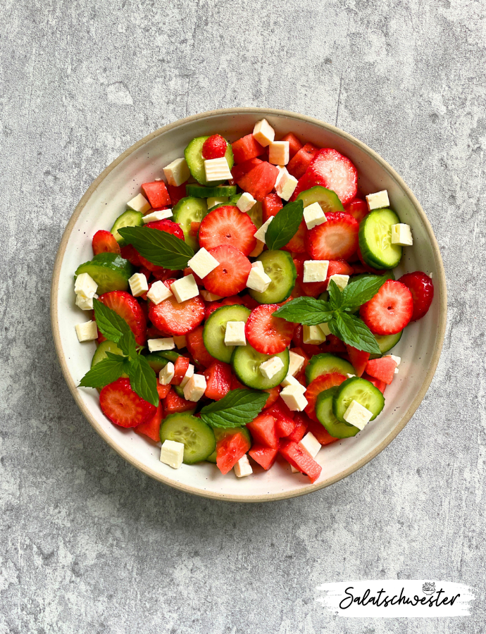 Wenn es draußen heiß ist und du nach einem erfrischenden, gesunden Gericht suchst, ist dieser Erdbeer-Melonen-Gurkensalat mit Feta genau das Richtige! Dieses Rezept ist ein Highlight unter den Salat-Ideen und verbindet die Süße der Erdbeeren und Melonen mit dem salzigen Geschmack von Feta. Ein vegetarisches Rezept, das schnell zubereitet ist und ideal als Sommersalat oder Grillsalat. Perfekt für heiße Tage, an denen du etwas Leichtes und Gesundes genießen möchtest.