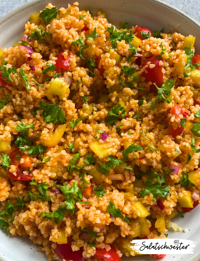 Heute stelle ich dir ein einfaches und leckeres Rezept vor: Bulgursalat mit Tomatenmark und Paprika. Dieser Salat ist nicht nur gesund, sondern auch schnell zubereitet. Ideal für hektische Tage, an denen du trotzdem etwas Gutes essen möchtest. Mit frischen Zutaten und wenig Aufwand zauberst du einen köstlichen Salat, der sich perfekt als vegetarisches Hauptgericht oder als Beilage eignet. Lass dich von diesem Bulgursalat inspirieren und genieße die Vielfalt der Aromen.