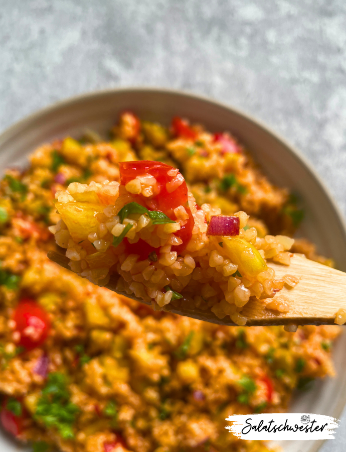 Du suchst nach einer neuen Salatidee? Dann habe ich genau das Richtige für dich: Bulgursalat mit Tomatenmark und Paprika. Dieses Rezept ist einfach, schnell und gesund. Es eignet sich perfekt für alle, die auf der Suche nach vegetarischen Rezepten sind, die satt machen und gut schmecken. Der Bulgursalat ist eine tolle Ergänzung für dein Repertoire an Salatideen und bringt frischen Wind in deine Küche. Probier ihn aus und lass dich überraschen!