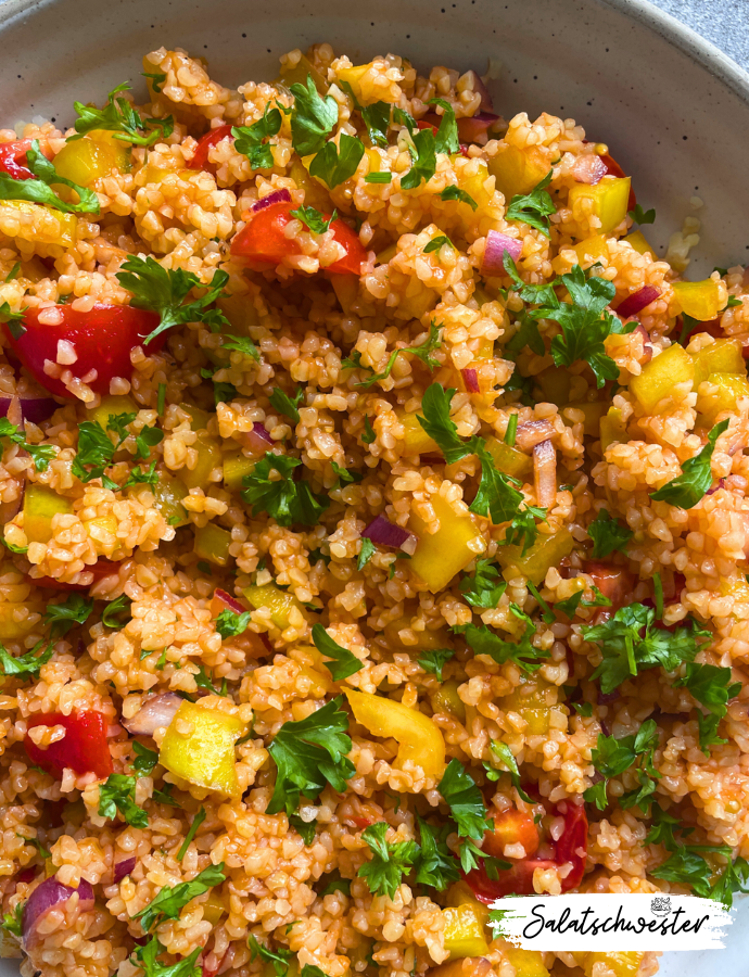 Wer liebt nicht einen guten Bulgursalat? Heute teile ich mein Rezept für einen Bulgursalat mit Tomatenmark und Paprika. Dieses Rezept ist nicht nur schnell und einfach, sondern auch unglaublich gesund und vegetarisch. Der Bulgur verleiht dem Salat eine wunderbare Textur, während das Tomatenmark und die Paprika für einen tollen Geschmack sorgen. Perfekt als Beilage oder Hauptgericht – dieser Salat ist vielseitig und passt zu jeder Gelegenheit.