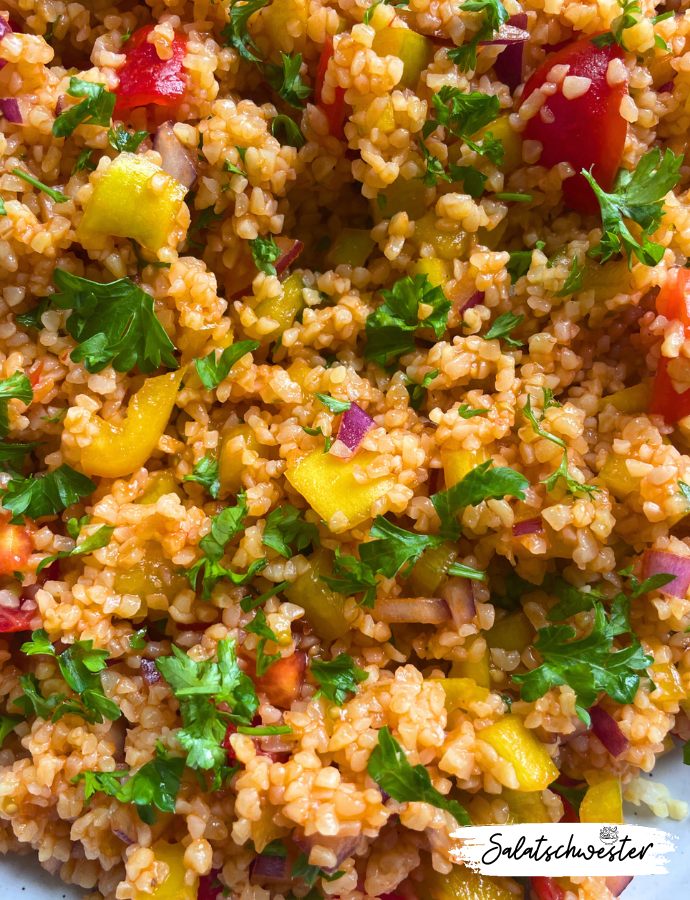 Ich freue mich, dir mein neuestes Rezept vorzustellen: Bulgursalat mit Tomatenmark und Paprika. Dieser türkisch inspirierte Salat ist vollgepackt mit gesunden und frischen Zutaten. Er ist perfekt für alle, die schnelle und gesunde Salatideen suchen. Egal, ob du Vegetarier bist oder einfach nur nach einem gesunden Salatrezept suchst, dieser Bulgursalat wird dich nicht enttäuschen. Probiere ihn aus und erlebe, wie einfach es sein kann, gesund und lecker zu essen.