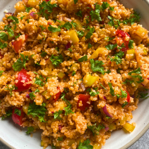 Auf der Suche nach einem schnellen und gesunden Salatrezept? Mein Bulgursalat mit Tomatenmark und Paprika ist genau das Richtige für dich! Dieses vegetarische Rezept ist nicht nur einfach zuzubereiten, sondern auch unglaublich lecker. Mit wenigen Zutaten und wenig Aufwand zauberst du im Handumdrehen einen sättigenden Salat, der sich hervorragend für die Mittagspause oder als leichte Mahlzeit eignet. Lass dich von diesem Bulgursalat inspirieren und genieße die gesunden Vorteile dieser köstlichen Kreation.