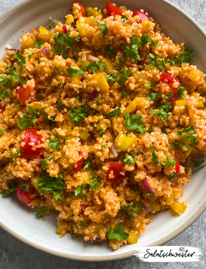 Bulgursalat mit Tomatenmark und Paprika