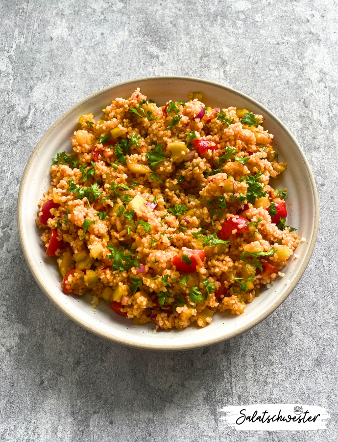 Ich habe ein neues, leckeres Rezept für euch: Bulgursalat mit Tomatenmark und Paprika. Dieser gesunde und schnell zubereitete Salat ist ideal für alle, die auf der Suche nach vegetarischen Rezepten sind. Er passt perfekt als leichtes Mittagessen, Beilage oder sogar als Hauptgericht. Mit frischen Zutaten wie Bulgur, Tomaten und Paprika ist dieser Salat nicht nur gesund, sondern auch vollgepackt mit Geschmack. Probier es aus und lass dich von der einfachen Zubereitung begeistern.