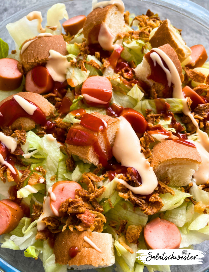 Auf der Suche nach einem gesunden Salat Rezept mit dem gewissen Extra? Dann probiere meinen Hot Dog Salat mit vegetarischen Hot Dog Würstchen! Dieses Gericht vereint den klassischen Geschmack eines Hot Dogs mit der Frische und Leichtigkeit eines Salats. Ideal für alle, die vegetarische Rezepte lieben und nach Salat-Ideen suchen, die schnell und einfach zuzubereiten sind.