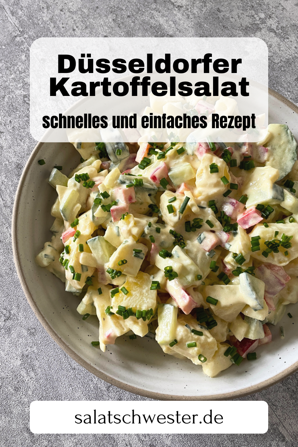 Hast du Lust auf einen herzhaften Kartoffelsalat, der im Handumdrehen zubereitet ist? Mein Kartoffelsalat ist genau das Richtige für dich! Mit nur wenigen Zutaten und einer Prise Liebe kreiere ich diesen köstlichen Salat. Die Kombination aus Schmand und saurer Sahne verleiht ihm eine cremige Textur, die einfach unwiderstehlich ist. Bereit, deine Geschmacksnerven zu verwöhnen?