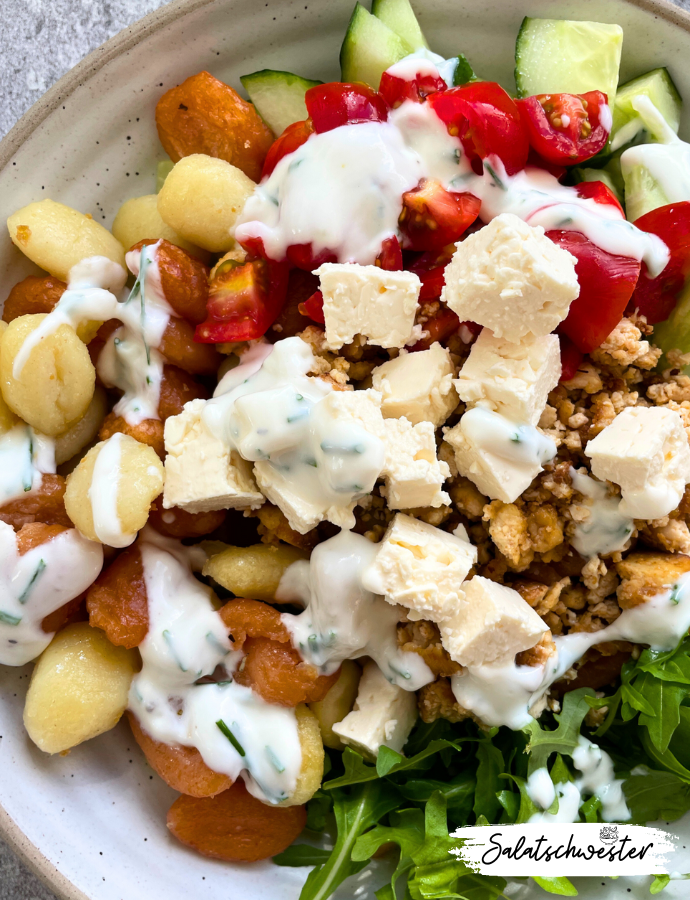 Wenn du auf der Suche nach einem leichten und gesunden Frühlingssalat bist, dann ist meine Gnocchi Salat Bowl mit Tofu-Hack, Hirtenkäse und Joghurtdressing genau das Richtige für dich. Diese vegetarische Rezeptidee ist perfekt für die warme Jahreszeit und vereint frische Zutaten mit köstlichen Aromen. Entdecke, wie du diesen frühlingshaften Salat in kurzer Zeit zubereiten kannst und genieße eine ausgewogene Mahlzeit!