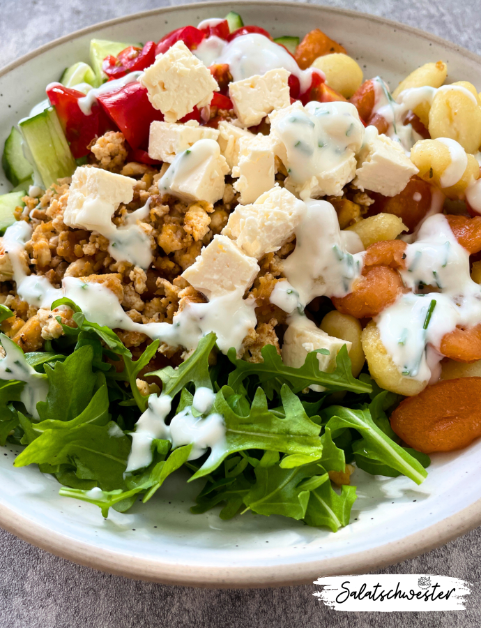 Suchst du nach einer schnellen und gesunden Salatidee für den Alltag? Meine Gnocchi Salat Bowl mit Tofu-Hack, Hirtenkäse und Joghurtdressing ist die perfekte Wahl. Dieses Rezept ist nicht nur vegetarisch, sondern auch voller Nährstoffe und ideal zum Abnehmen. Lass dich von dieser köstlichen Bowl inspirieren und bereite in wenigen Schritten ein leckeres Gericht zu.