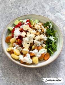 Ob Frühling, Sommer, Herbst oder Winter – meine Gnocchi Salat Bowl mit Tofu-Hack, Hirtenkäse und Joghurtdressing passt immer. Dieses Rezept vereint frische Gnocchi mit würzigem Tofu-Hack und cremigem Joghurtdressing zu einer köstlichen und gesunden Mahlzeit. Probiere diesen vielseitigen Salat und genieße eine leckere Bowl zu jeder Jahreszeit.