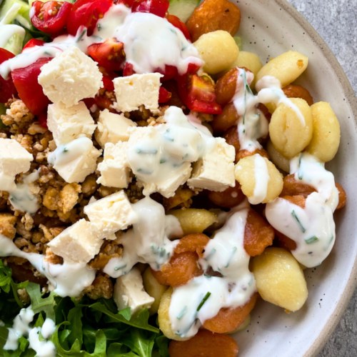 Lust auf eine leckere und leichte Mahlzeit? Meine Gnocchi Salat Bowl mit Tofu-Hack, Hirtenkäse und Joghurtdressing ist genau das Richtige für dich. Dieses vegetarische Rezept ist einfach zuzubereiten und perfekt für gesundheitsbewusste Genießer. Erfahre, wie du diesen vielseitigen Salat im Handumdrehen zauberst und gönne dir eine schmackhafte Bowl.