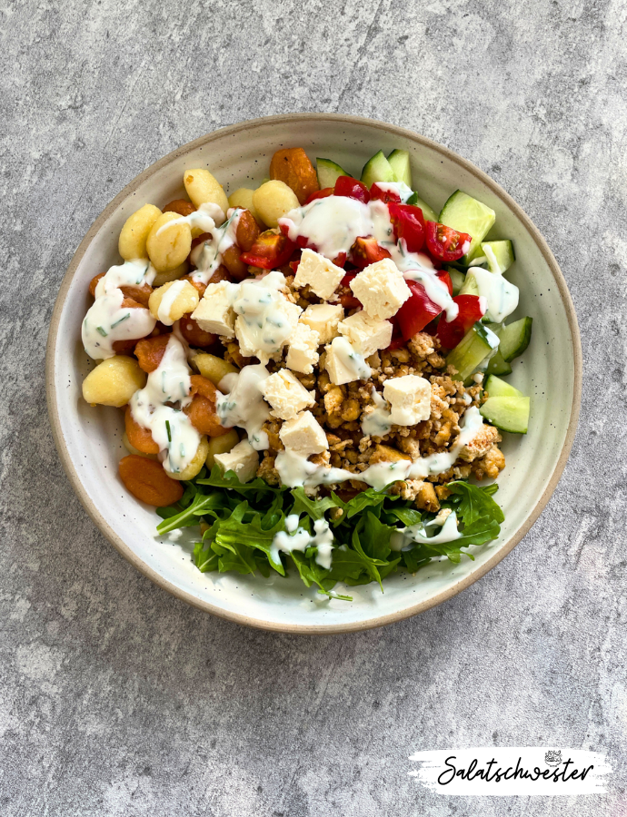 Ein gesundes und leckeres Gericht für die ganze Familie? Die Gnocchi Salat Bowl mit Tofu-Hack, Hirtenkäse und Joghurtdressing wird alle begeistern. Dieses frische und vegetarische Rezept ist ideal für jede Gelegenheit und sorgt für zufriedene Gesichter am Esstisch. Probiere diese köstliche Salatbowl und überrasche deine Liebsten mit einer neuen Lieblingsmahlzeit.