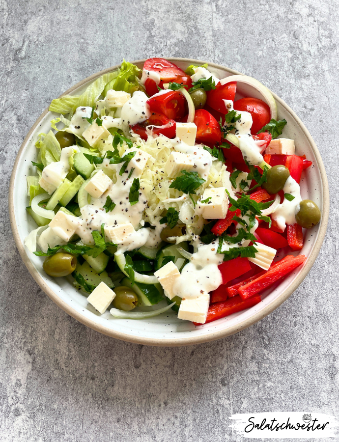 Griechische Salat Bowl mit Hirtenkäse, Krautsalat und köstlichem Joghurtdressing