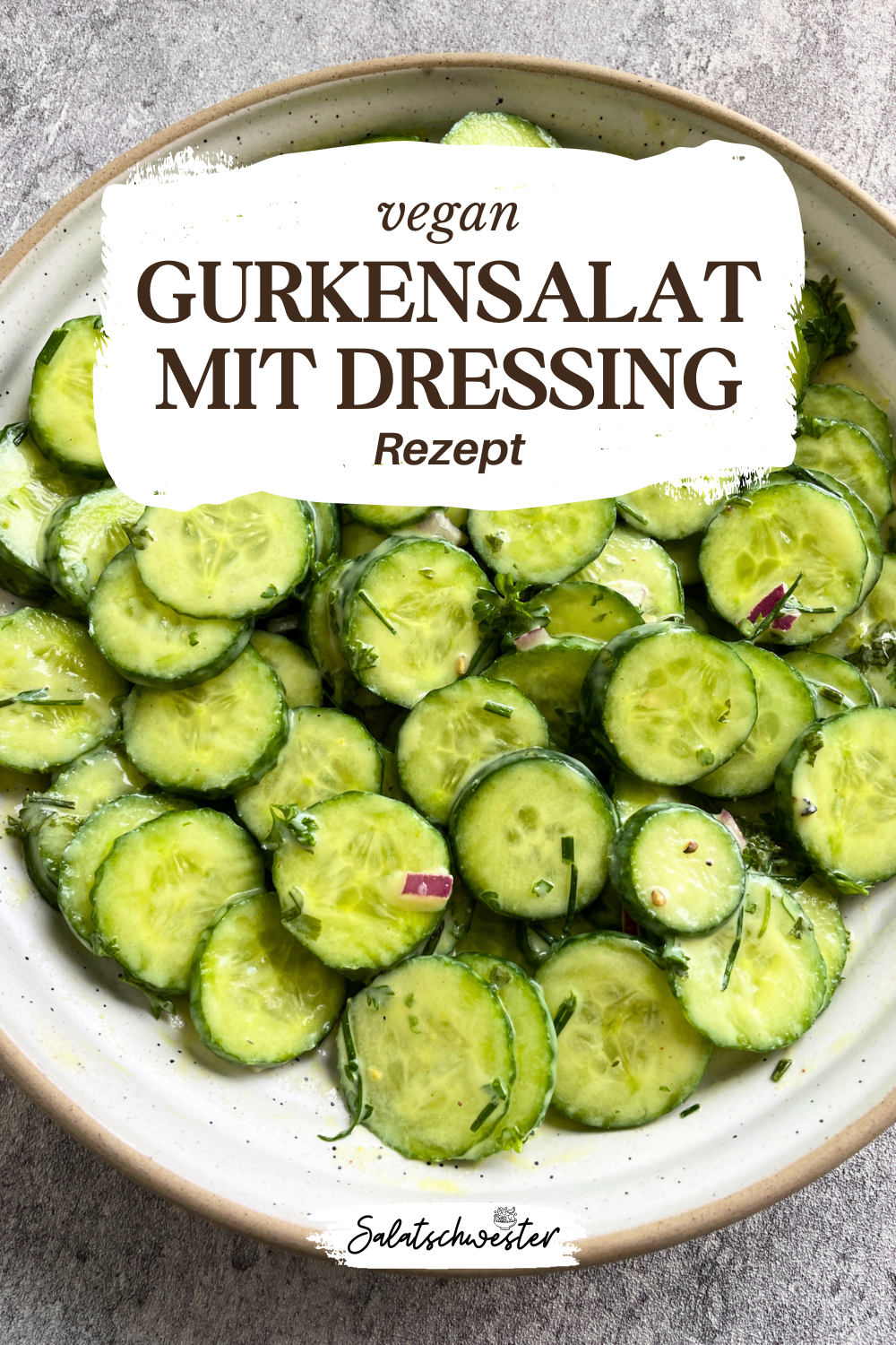 Du suchst nach einem erfrischenden und gesunden Salat? Mein Gurkensalat Rezept mit Kräuter-Joghurt-Dressing ist genau das Richtige für dich! Dieses einfache und schnelle Rezept kombiniert frische Gurken mit einem cremigen, veganen Joghurtdressing und aromatischen Kräutern. Perfekt für jede Jahreszeit und eine tolle Ergänzung zu deinen Lieblings-Salatideen.