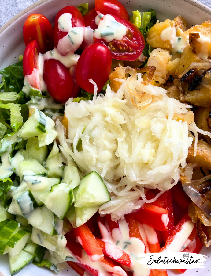 Wenn du einen köstlichen und zugleich gesunden Salat für deine nächste Mahlzeit suchst, probiere unbedingt meine vegane Kartoffel Bowl mit saftigem Krautsalat und einem erfrischenden Kräuter-Joghurt-Dressing. Ein echtes Highlight, das einfach gelingt!