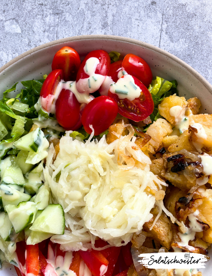 Genieße den perfekten Mix aus knackigen Kartoffeln, frischem Krautsalat und einem würzigen Kräuter-Joghurt-Dressing mit meiner einfachen, aber köstlichen Kartoffel Bowl. Ideal für alle, die sich nach einem gesunden und leckeren Salat sehnen.