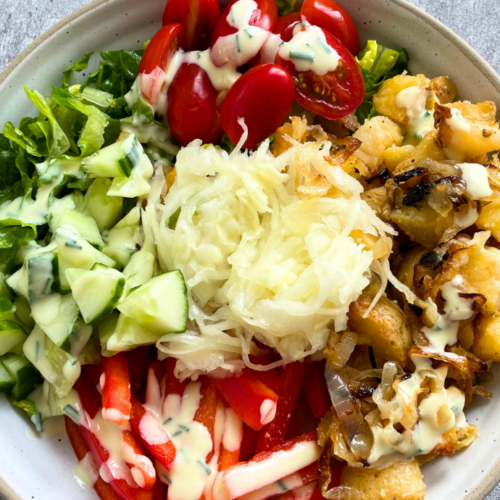 Lust auf eine bunte und ausgewogene Mahlzeit? Entdecke meine vegane Kartoffel Bowl mit erfrischendem Krautsalat und einem cremigen Kräuter-Joghurt-Dressing. Dieses Rezept ist perfekt für einen schnellen und gesunden Genuss zu jeder Tageszeit.