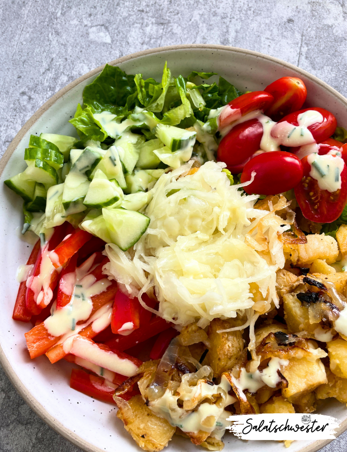 Bereit für eine gesunde Mahlzeit, die dich mit jedem Bissen begeistert? Mein veganes Kartoffel Bowl Rezept mit Krautsalat und einem köstlichen Kräuter-Joghurt-Dressing ist nicht nur einfach zuzubereiten, sondern auch ein echter Genuss für die Sinne.