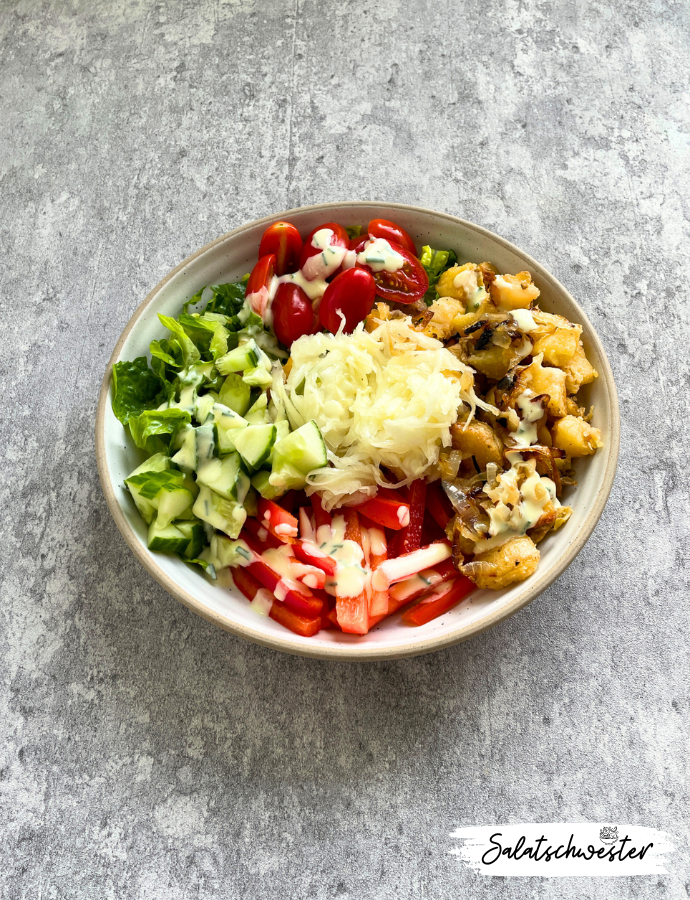 Wenn du auf der Suche nach einem einfachen und dennoch raffinierten vegetarischen Gericht bist, das schnell zubereitet ist, dann ist meine Kartoffel Bowl mit Krautsalat und veganem Kräuter-Joghurt-Dressing die ideale Wahl. Dieses Rezept kombiniert frische Zutaten mit einem cremigen Dressing für ein wahres Geschmackserlebnis.