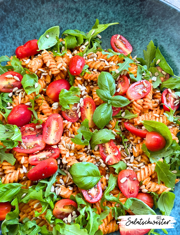 Mein Nudelsalat mit Pesto Rosso und Rucola ist ein Muss für alle Fans von schnellen und einfachen Nudel-Rezepten! Dieses vegetarische Gericht vereint die besten Aromen der mediterranen Küche und ist ideal für jede Jahreszeit. Ob als erfrischender Sommersalat, gesunder Herbstsalat oder köstlicher Grill-Salat, dieses Rezept ist ein echter Genuss. Lass dich von unseren Nudel-Salat-Rezepten inspirieren und probiere dieses leckere Pesto Rosso Nudelsalat-Rezept aus.