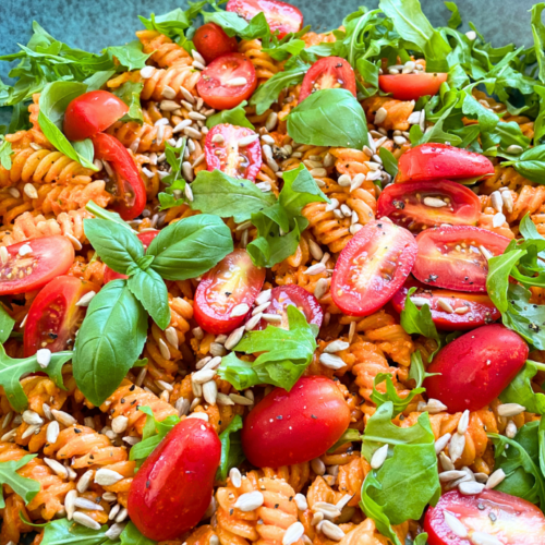 Nudelsalat muss nicht langweilig sein! Probiere unser Rezept für Nudelsalat mit Pesto Rosso und Rucola. Dieses vegetarische Gericht kombiniert die besten Zutaten der mediterranen Küche und ist sowohl schnell als auch einfach zuzubereiten. Perfekt als leichter Sommersalat, gesunder Herbstsalat oder als köstlicher Grill-Salat. Entdecke jetzt eines der besten Nudel-Rezepte und lass dich inspirieren.